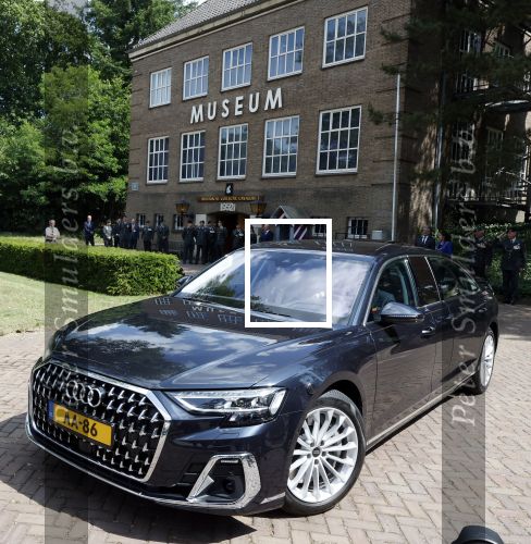Amersfoort 18 juni 2023
Koning Willem Alexander en Prinses Amalia aanwezig bij de nieuwe standaard die overhandigt zal worden aan het Regiment Huzaren Prinses Catharina-Amalia op de Prins Bernhardkazerne. Het is de eerste keer nadat Prinses Amalia haar arm gebroken heeft na val van het paard . Koning Willem Alexander heeft nieuwe verlengde audi A8