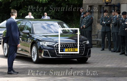 Amersfoort 18 juni 2023
Koning Willem Alexander en Prinses Amalia aanwezig bij de nieuwe standaard die overhandigt zal worden aan het Regiment Huzaren Prinses Catharina-Amalia op de Prins Bernhardkazerne. Het is de eerste keer nadat Prinses Amalia haar arm gebroken heeft na val van het paard . Koning Willem Alexander heeft nieuwe verlengde audi A8
