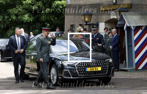 Amersfoort 18 juni 2023
Koning Willem Alexander en Prinses Amalia aanwezig bij de nieuwe standaard die overhandigt zal worden aan het Regiment Huzaren Prinses Catharina-Amalia op de Prins Bernhardkazerne. Het is de eerste keer nadat Prinses Amalia haar arm gebroken heeft na val van het paard . Koning Willem Alexander heeft nieuwe verlengde audi A8