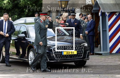 Amersfoort 18 juni 2023
Koning Willem Alexander en Prinses Amalia aanwezig bij de nieuwe standaard die overhandigt zal worden aan het Regiment Huzaren Prinses Catharina-Amalia op de Prins Bernhardkazerne. Het is de eerste keer nadat Prinses Amalia haar arm gebroken heeft na val van het paard . Koning Willem Alexander heeft nieuwe verlengde audi A8