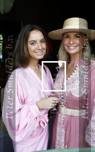 Naarden 18 juni 2025
Presentatie tijdschrift Vivian Reijs ( Hormonen ) bij het Arsenaal . Leontine Ruiters met dochter Jada Borsato