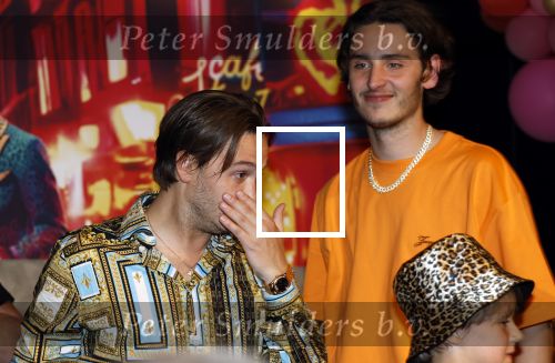 Amsterdam 1 juni 2025
Rene Froger krijgt na de laatste toppers in concert een koninklijke onderscheiding in de Johan Cruyff arena . De hele familike van Rene en Natasja is aanwezig . Natacha Danny Froger ( met vrouw) Didier Froger(met vriendin) en Maxim Froger (met vriendin) Ook Gerard Joling Jeroen v d Boom en Jan Smit waren natuurlijk aanwezig.