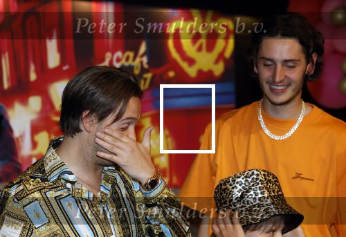 Amsterdam 1 juni 2025
Rene Froger krijgt na de laatste toppers in concert een koninklijke onderscheiding in de Johan Cruyff arena . De hele familike van Rene en Natasja is aanwezig . Natacha Danny Froger ( met vrouw) Didier Froger(met vriendin) en Maxim Froger (met vriendin) Ook Gerard Joling Jeroen v d Boom en Jan Smit waren natuurlijk aanwezig.