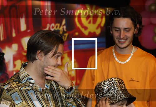 Amsterdam 1 juni 2025
Rene Froger krijgt na de laatste toppers in concert een koninklijke onderscheiding in de Johan Cruyff arena . De hele familike van Rene en Natasja is aanwezig . Natacha Danny Froger ( met vrouw) Didier Froger(met vriendin) en Maxim Froger (met vriendin) Ook Gerard Joling Jeroen v d Boom en Jan Smit waren natuurlijk aanwezig.