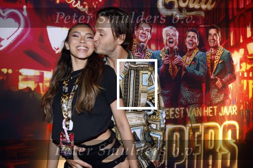 Amsterdam 1 juni 2025
Rene Froger krijgt na de laatste toppers in concert een koninklijke onderscheiding in de Johan Cruyff arena . Maxim Froger met vriendin Ruby