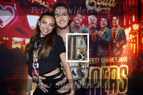 Amsterdam 1 juni 2025
Rene Froger krijgt na de laatste toppers in concert een koninklijke onderscheiding in de Johan Cruyff arena . Maxim Froger met vriendin Ruby