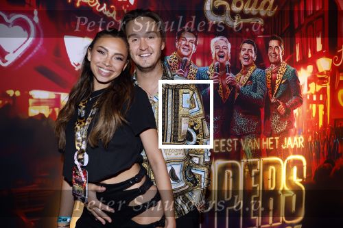 Amsterdam 1 juni 2025
Rene Froger krijgt na de laatste toppers in concert een koninklijke onderscheiding in de Johan Cruyff arena . Maxim Froger met vriendin Ruby