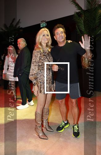 Amsterdam 1 juni 2025
Rene Froger krijgt na de laatste toppers in concert een koninklijke onderscheiding in de Johan Cruyff arena . Natasja Froger en Gerard Joling
