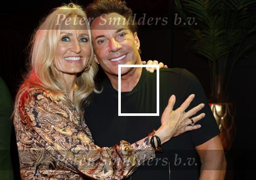 Amsterdam 1 juni 2025
Rene Froger krijgt na de laatste toppers in concert een koninklijke onderscheiding in de Johan Cruyff arena . Natasja Froger en Gerard Joling