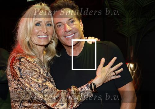 Amsterdam 1 juni 2025
Rene Froger krijgt na de laatste toppers in concert een koninklijke onderscheiding in de Johan Cruyff arena . Natasja Froger en Gerard Joling