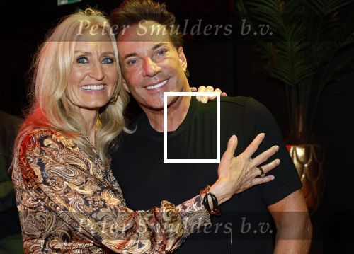 Amsterdam 1 juni 2025
Rene Froger krijgt na de laatste toppers in concert een koninklijke onderscheiding in de Johan Cruyff arena . Natasja Froger en Gerard Joling