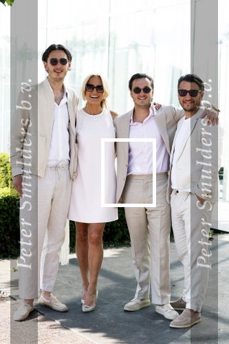 Almere 20 juni 2025
Natascha Froger en Matthijs Timmermans trouwen in aanwezigheid van oa Rene Froger Natasja Froger Maxim Froger Didier Froger en Danny Froger ( met partners) in het gemeente huis van Almere > Ook hun twee dochters Charlie en Kaycee  waren natuurlijk  aanwezig .