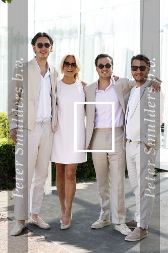 Almere 20 juni 2025
Natascha Froger en Matthijs Timmermans trouwen in aanwezigheid van oa Rene Froger Natasja Froger Maxim Froger Didier Froger en Danny Froger ( met partners) in het gemeente huis van Almere > Ook hun twee dochters Charlie en Kaycee  waren natuurlijk  aanwezig .