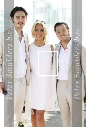 Almere 20 juni 2025
Natascha Froger en Matthijs Timmermans trouwen in aanwezigheid van oa Rene Froger Natasja Froger Maxim Froger Didier Froger en Danny Froger ( met partners) in het gemeente huis van Almere > Ook hun twee dochters Charlie en Kaycee  waren natuurlijk  aanwezig .