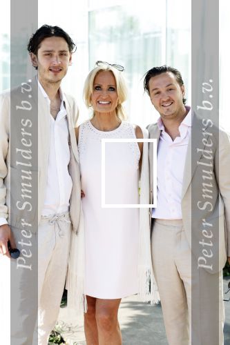 Almere 20 juni 2025
Natascha Froger en Matthijs Timmermans trouwen in aanwezigheid van oa Rene Froger Natasja Froger Maxim Froger Didier Froger en Danny Froger ( met partners) in het gemeente huis van Almere > Ook hun twee dochters Charlie en Kaycee  waren natuurlijk  aanwezig .
