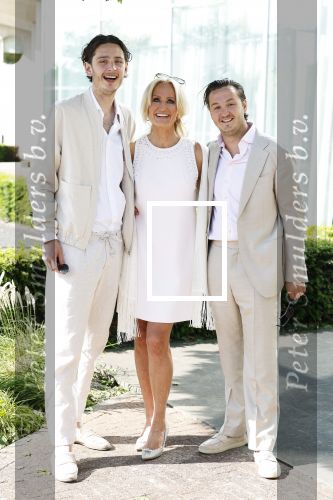 Almere 20 juni 2025
Natascha Froger en Matthijs Timmermans trouwen in aanwezigheid van oa Rene Froger Natasja Froger Maxim Froger Didier Froger en Danny Froger ( met partners) in het gemeente huis van Almere > Ook hun twee dochters Charlie en Kaycee  waren natuurlijk  aanwezig .