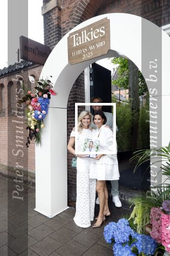 Amsterdam 5 juni 2025
Uiteiking talkies terras awards en presentatie Cover met daarop Nicolette v Dam . Event vond plaats bij Hotel Arena .
Nicolette v Dam met Bas Smit en Kristina Bozilovic