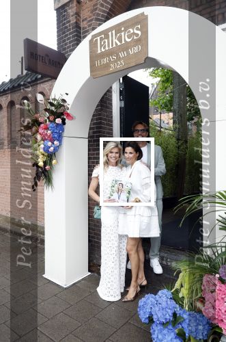 Amsterdam 5 juni 2025
Uiteiking talkies terras awards en presentatie Cover met daarop Nicolette v Dam . Event vond plaats bij Hotel Arena .
Nicolette v Dam met Bas Smit en Kristina Bozilovic