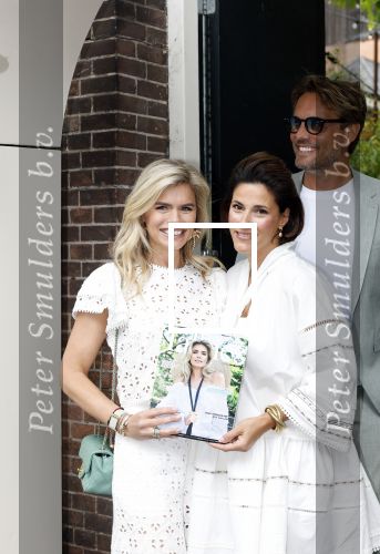 Amsterdam 5 juni 2025
Uiteiking talkies terras awards en presentatie Cover met daarop Nicolette v Dam . Event vond plaats bij Hotel Arena .
Nicolette v Dam met Bas Smit en Kristina Bozilovic