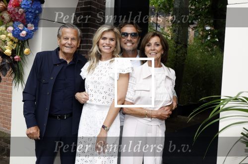 Amsterdam 5 juni 2025
Uiteiking talkies terras awards en presentatie Cover met daarop Nicolette v Dam . Event vond plaats bij Hotel Arena .
Nicolette v Dam met Bas Smit en zijn ouders