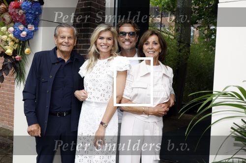 Amsterdam 5 juni 2025
Uiteiking talkies terras awards en presentatie Cover met daarop Nicolette v Dam . Event vond plaats bij Hotel Arena .
Nicolette v Dam met Bas Smit en zijn ouders