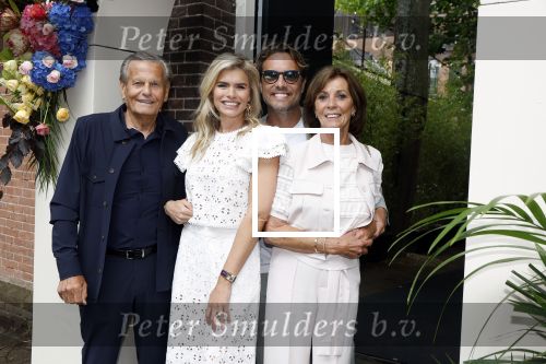Amsterdam 5 juni 2025
Uiteiking talkies terras awards en presentatie Cover met daarop Nicolette v Dam . Event vond plaats bij Hotel Arena .
Nicolette v Dam met Bas Smit en zijn ouders