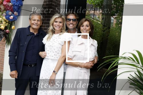 Amsterdam 5 juni 2025
Uiteiking talkies terras awards en presentatie Cover met daarop Nicolette v Dam . Event vond plaats bij Hotel Arena .
Nicolette v Dam met Bas Smit en zijn ouders