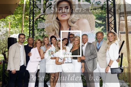 Amsterdam 5 juni 2025
Uiteiking talkies terras awards en presentatie Cover met daarop Nicolette v Dam . Event vond plaats bij Hotel Arena . Nicolette v Dam met hele familie en team