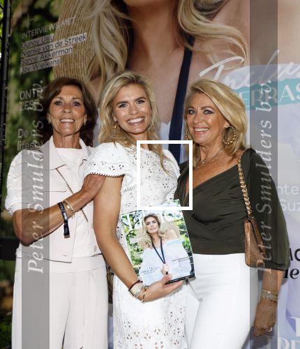 Amsterdam 5 juni 2025
Uiteiking talkies terras awards en presentatie Cover met daarop Nicolette v Dam . Event vond plaats bij Hotel Arena . Nicolette v Dam met moeder en schoonmoeder