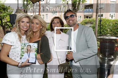 Amsterdam 5 juni 2025
Uiteiking talkies terras awards en presentatie Cover met daarop Nicolette v Dam . Event vond plaats bij Hotel Arena . Nicolette v Dam met moeder en schoonmoeder en Bas Smit