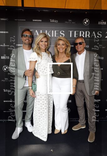 Amsterdam 5 juni 2025
Uiteiking talkies terras awards en presentatie Cover met daarop Nicolette v Dam . Event vond plaats bij Hotel Arena . Nicolette v Dam met haar ouders en man Bas Smit