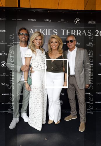 Amsterdam 5 juni 2025
Uiteiking talkies terras awards en presentatie Cover met daarop Nicolette v Dam . Event vond plaats bij Hotel Arena . Nicolette v Dam met haar ouders en man Bas Smit