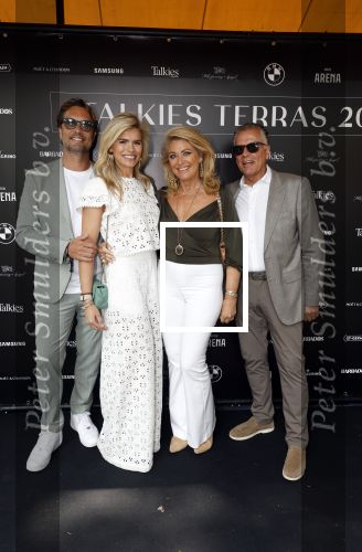 Amsterdam 5 juni 2025
Uiteiking talkies terras awards en presentatie Cover met daarop Nicolette v Dam . Event vond plaats bij Hotel Arena . Nicolette v Dam met haar ouders en man Bas Smit