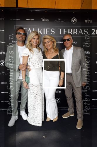 Amsterdam 5 juni 2025
Uiteiking talkies terras awards en presentatie Cover met daarop Nicolette v Dam . Event vond plaats bij Hotel Arena . Nicolette v Dam met haar ouders en man Bas Smit