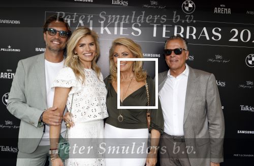 Amsterdam 5 juni 2025
Uiteiking talkies terras awards en presentatie Cover met daarop Nicolette v Dam . Event vond plaats bij Hotel Arena . Nicolette v Dam met haar ouders en man Bas Smit