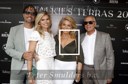 Amsterdam 5 juni 2025
Uiteiking talkies terras awards en presentatie Cover met daarop Nicolette v Dam . Event vond plaats bij Hotel Arena . Nicolette v Dam met haar ouders en man Bas Smit