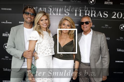 Amsterdam 5 juni 2025
Uiteiking talkies terras awards en presentatie Cover met daarop Nicolette v Dam . Event vond plaats bij Hotel Arena . Nicolette v Dam met haar ouders en man Bas Smit