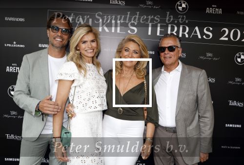 Amsterdam 5 juni 2025
Uiteiking talkies terras awards en presentatie Cover met daarop Nicolette v Dam . Event vond plaats bij Hotel Arena . Nicolette v Dam met haar ouders en man Bas Smit