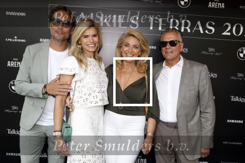 Amsterdam 5 juni 2025
Uiteiking talkies terras awards en presentatie Cover met daarop Nicolette v Dam . Event vond plaats bij Hotel Arena . Nicolette v Dam met haar ouders en man Bas Smit