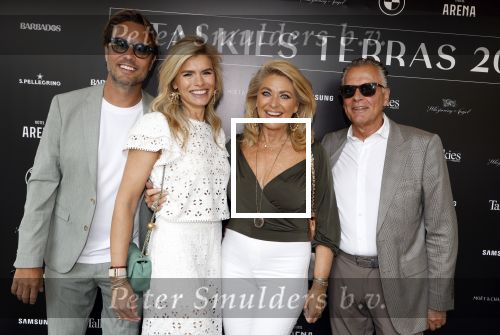 Amsterdam 5 juni 2025
Uiteiking talkies terras awards en presentatie Cover met daarop Nicolette v Dam . Event vond plaats bij Hotel Arena . Nicolette v Dam met haar ouders en man Bas Smit