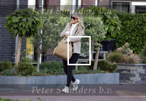 Wilnis 25 mei 2025
Noa Braaf de nieuwe vriendin van Andre Hazes arriveert bij zijn huis . Nadat Andre Hazes de hond heeft uitgelaten haalt Djarno Hofland hem op om naar een optreden in Amsterdam te gaan