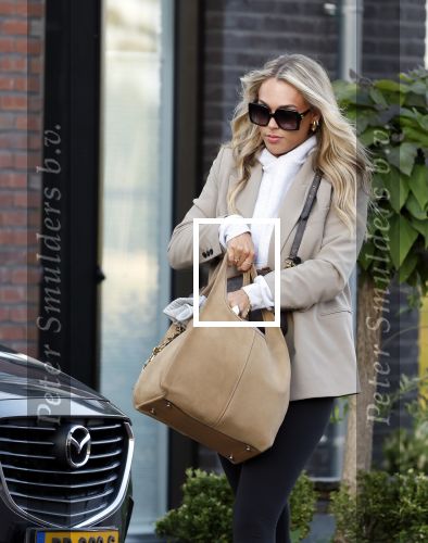 Wilnis 25 mei 2025
Noa Braaf de nieuwe vriendin van Andre Hazes arriveert bij zijn huis . Nadat Andre Hazes de hond heeft uitgelaten haalt Djarno Hofland hem op om naar een optreden in Amsterdam te gaan