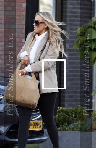 Wilnis 25 mei 2025
Noa Braaf de nieuwe vriendin van Andre Hazes arriveert bij zijn huis . Nadat Andre Hazes de hond heeft uitgelaten haalt Djarno Hofland hem op om naar een optreden in Amsterdam te gaan