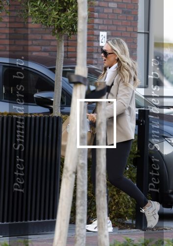 Wilnis 25 mei 2025
Noa Braaf de nieuwe vriendin van Andre Hazes arriveert bij zijn huis . Nadat Andre Hazes de hond heeft uitgelaten haalt Djarno Hofland hem op om naar een optreden in Amsterdam te gaan