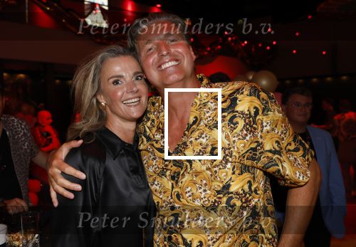 Amsterdam 1 juni 2025
Rene Froger krijgt na de laatste toppers in concert een koninklijke onderscheiding in de Johan Cruyff arena . De hele familike van Rene en Natasja is aanwezig . Natacha Danny Froger ( met vrouw) Didier Froger(met vriendin) en Maxim Froger (met vriendin) Ook Gerard Joling Jeroen v d Boom en Jan Smit waren natuurlijk aanwezig. Pieter v d Hoogenband met zijn vrouw Marie Jose