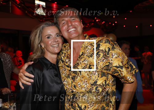 Amsterdam 1 juni 2025
Rene Froger krijgt na de laatste toppers in concert een koninklijke onderscheiding in de Johan Cruyff arena . De hele familike van Rene en Natasja is aanwezig . Natacha Danny Froger ( met vrouw) Didier Froger(met vriendin) en Maxim Froger (met vriendin) Ook Gerard Joling Jeroen v d Boom en Jan Smit waren natuurlijk aanwezig. Pieter v d Hoogenband met zijn vrouw Marie Jose