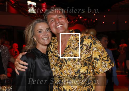Amsterdam 1 juni 2025
Rene Froger krijgt na de laatste toppers in concert een koninklijke onderscheiding in de Johan Cruyff arena . De hele familike van Rene en Natasja is aanwezig . Natacha Danny Froger ( met vrouw) Didier Froger(met vriendin) en Maxim Froger (met vriendin) Ook Gerard Joling Jeroen v d Boom en Jan Smit waren natuurlijk aanwezig. Pieter v d Hoogenband met zijn vrouw Marie Jose