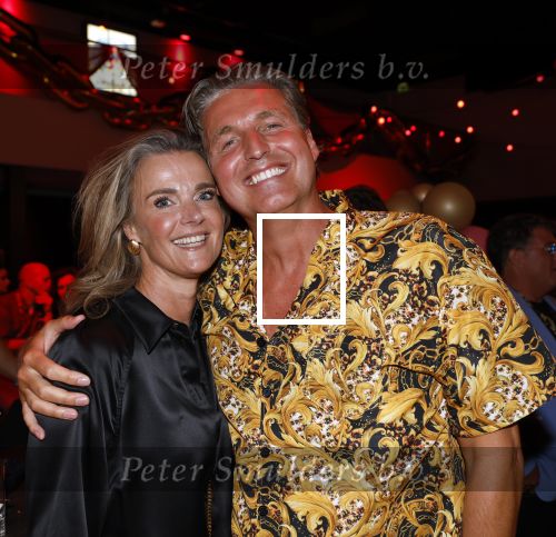 Amsterdam 1 juni 2025
Rene Froger krijgt na de laatste toppers in concert een koninklijke onderscheiding in de Johan Cruyff arena . De hele familike van Rene en Natasja is aanwezig . Natacha Danny Froger ( met vrouw) Didier Froger(met vriendin) en Maxim Froger (met vriendin) Ook Gerard Joling Jeroen v d Boom en Jan Smit waren natuurlijk aanwezig. Pieter v d Hoogenband met zijn vrouw Marie Jose