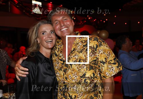 Amsterdam 1 juni 2025
Rene Froger krijgt na de laatste toppers in concert een koninklijke onderscheiding in de Johan Cruyff arena . De hele familike van Rene en Natasja is aanwezig . Natacha Danny Froger ( met vrouw) Didier Froger(met vriendin) en Maxim Froger (met vriendin) Ook Gerard Joling Jeroen v d Boom en Jan Smit waren natuurlijk aanwezig. Pieter v d Hoogenband met zijn vrouw Marie Jose