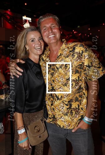Amsterdam 1 juni 2025
Rene Froger krijgt na de laatste toppers in concert een koninklijke onderscheiding in de Johan Cruyff arena . De hele familike van Rene en Natasja is aanwezig . Natacha Danny Froger ( met vrouw) Didier Froger(met vriendin) en Maxim Froger (met vriendin) Ook Gerard Joling Jeroen v d Boom en Jan Smit waren natuurlijk aanwezig. Pieter v d Hoogenband met zijn vrouw Marie Jose